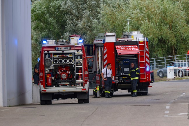 	Brand in einem Technikraum eines Unternehmens in Hinzenbach sorgt für Einsatz von zwei Feuerwehren