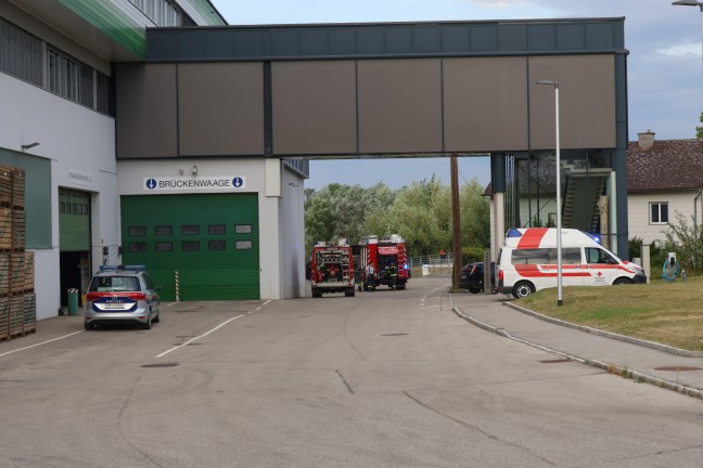 	Brand in einem Technikraum eines Unternehmens in Hinzenbach sorgt für Einsatz von zwei Feuerwehren