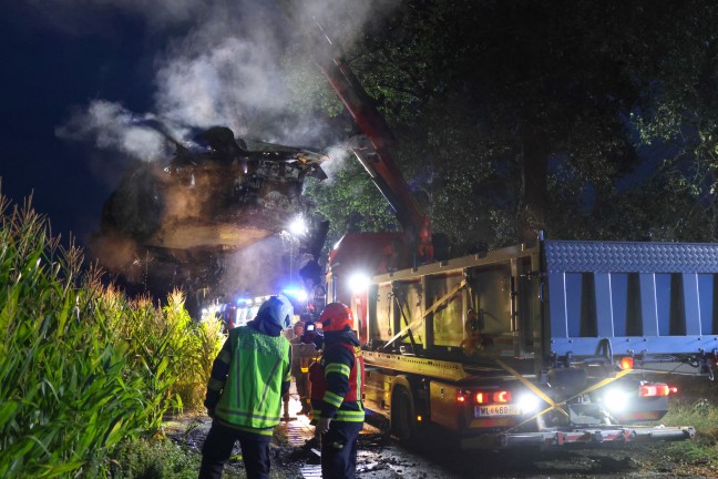 	Zwei Tote: Unfallopfer bei Buchkirchen nach Frontalaufprall an Baum im Auto verbrannt