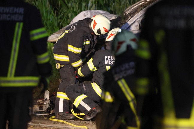 	Zwei Tote: Unfallopfer bei Buchkirchen nach Frontalaufprall an Baum im Auto verbrannt