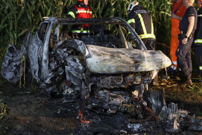 	Identität geklärt: Lenker (18) und Beifahrerin (17) starben bei Autobrand nach Unfall in Buchkirchen