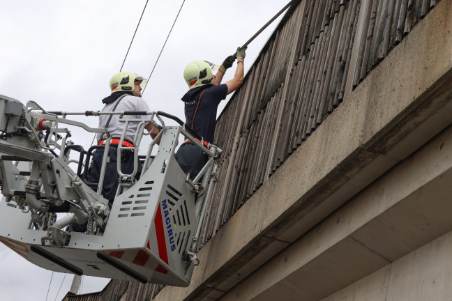 	Sicherungsarbeiten durch Feuerwehr an Eisenbahnunterführung in Wels-Vogelweide