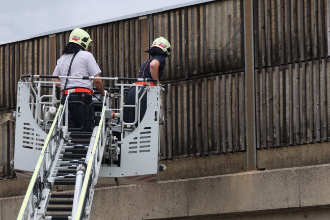 	Sicherungsarbeiten durch Feuerwehr an Eisenbahnunterführung in Wels-Vogelweide