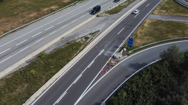 	Auto auf Pyhrnautobahn bei Klaus an der Pyhrnbahn frontal gegen Anpralldämpfer gekracht