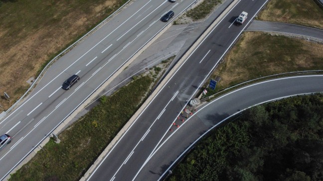 	Auto auf Pyhrnautobahn bei Klaus an der Pyhrnbahn frontal gegen Anpralldämpfer gekracht