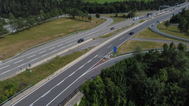 	Auto auf Pyhrnautobahn bei Klaus an der Pyhrnbahn frontal gegen Anpralldämpfer gekracht