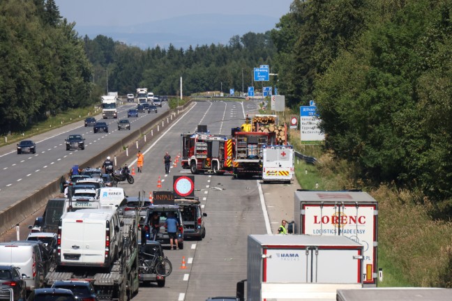 	Lenker reanimiert: Auto kracht auf Westautobahn bei Allhaming in Heck eines Holztransporters