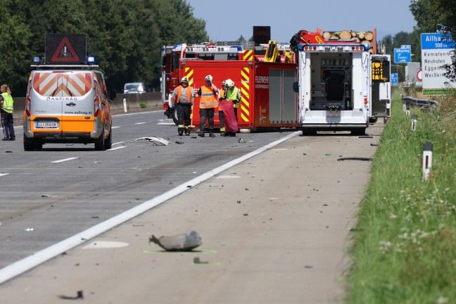 	Lenker reanimiert: Auto kracht auf Westautobahn bei Allhaming in Heck eines Holztransporters