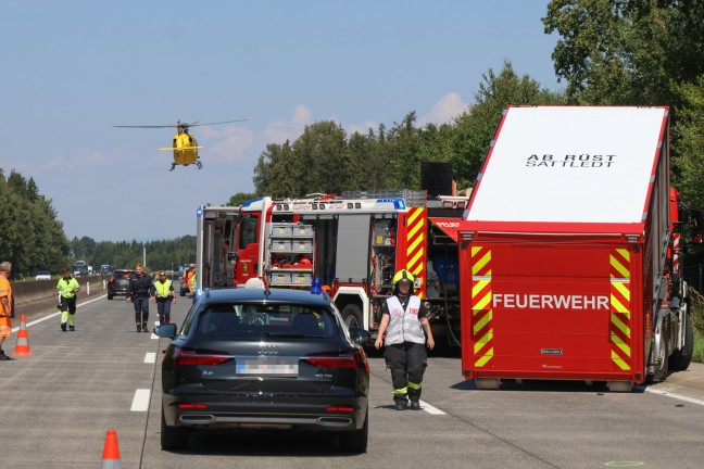 	Lenker reanimiert: Auto kracht auf Westautobahn bei Allhaming in Heck eines Holztransporters