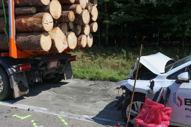 	Lenker reanimiert: Auto kracht auf Westautobahn bei Allhaming in Heck eines Holztransporters