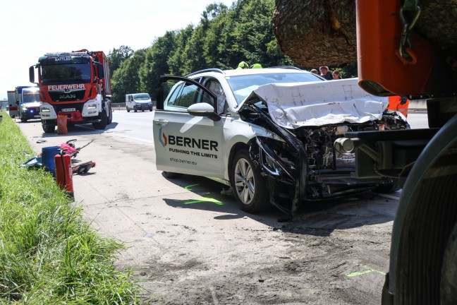 	Lenker reanimiert: Auto kracht auf Westautobahn bei Allhaming in Heck eines Holztransporters