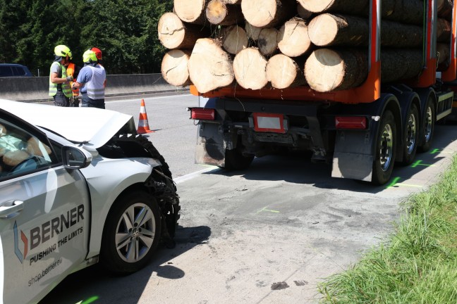 	Lenker reanimiert: Auto kracht auf Westautobahn bei Allhaming in Heck eines Holztransporters