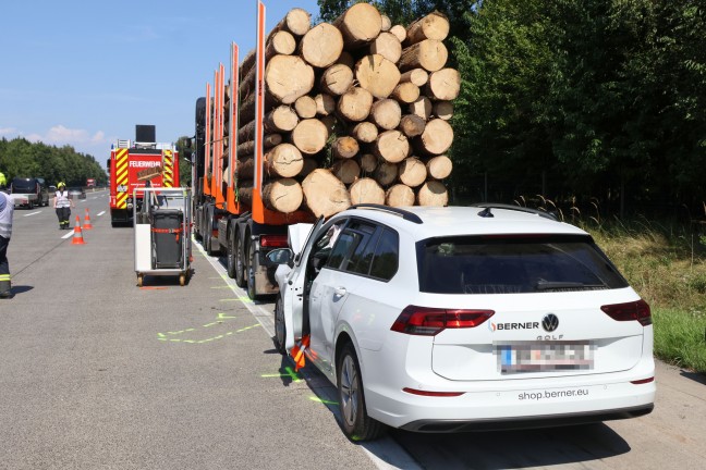 	Lenker reanimiert: Auto kracht auf Westautobahn bei Allhaming in Heck eines Holztransporters