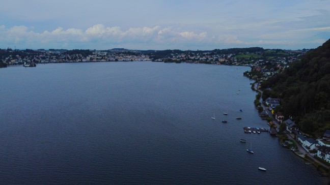 	Einsatzkräfte von Feuerwehr und Wasserrettung zu Personenrettung im Traunsee bei Gmunden gerufen