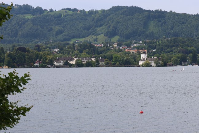 	Einsatzkräfte von Feuerwehr und Wasserrettung zu Personenrettung im Traunsee bei Gmunden gerufen