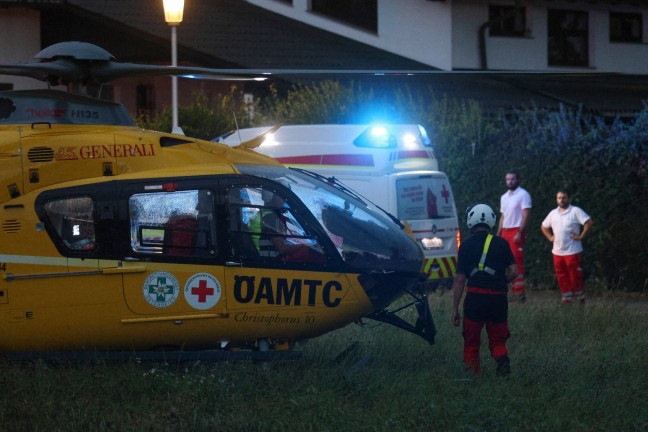 	Notarzthubschrauber im Einsatz: Zwei Personen in Kematen am Innbach von Dach gestürzt