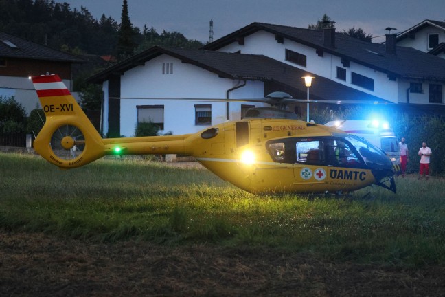 	Notarzthubschrauber im Einsatz: Zwei Personen in Kematen am Innbach von Dach gestürzt