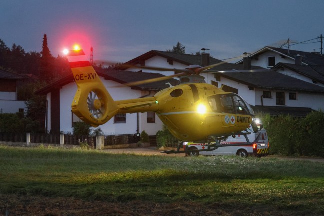 	Notarzthubschrauber im Einsatz: Zwei Personen in Kematen am Innbach von Dach gestürzt