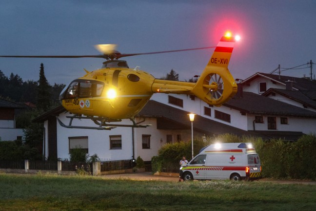 	Notarzthubschrauber im Einsatz: Zwei Personen in Kematen am Innbach von Dach gestürzt