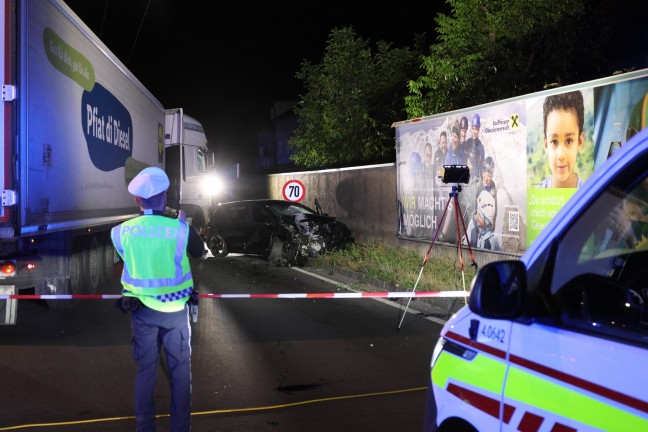 	Drei teils Schwerverletzte und großer Sachschaden bei Unfall auf Wiener Straße bei Traun