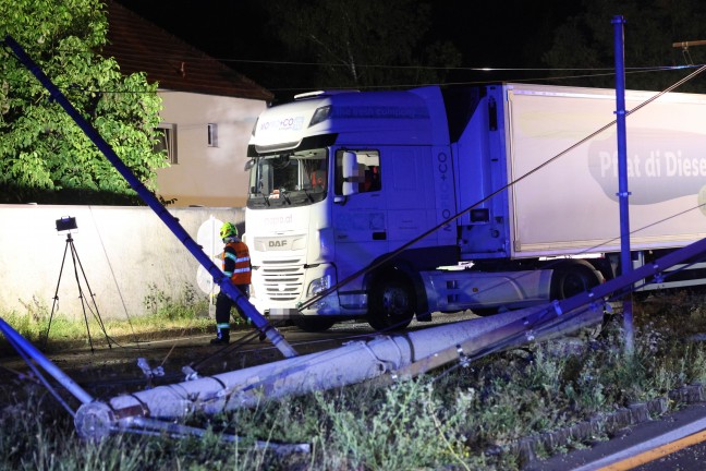 	Drei teils Schwerverletzte und großer Sachschaden bei Unfall auf Wiener Straße bei Traun