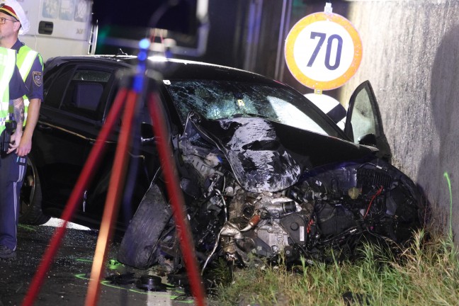 	Drei teils Schwerverletzte und großer Sachschaden bei Unfall auf Wiener Straße bei Traun