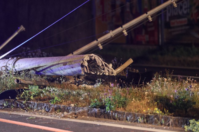 	Drei teils Schwerverletzte und großer Sachschaden bei Unfall auf Wiener Straße bei Traun