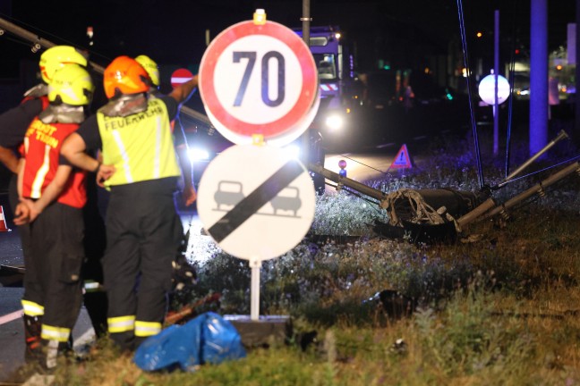 	Drei teils Schwerverletzte und großer Sachschaden bei Unfall auf Wiener Straße bei Traun