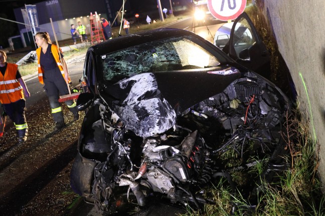 	Drei teils Schwerverletzte und großer Sachschaden bei Unfall auf Wiener Straße bei Traun