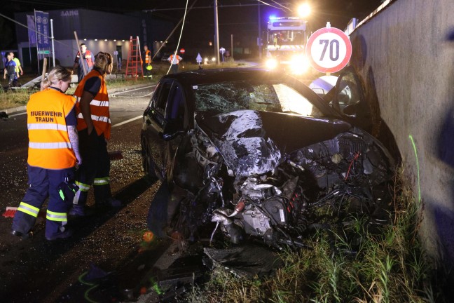 	Drei teils Schwerverletzte und großer Sachschaden bei Unfall auf Wiener Straße bei Traun