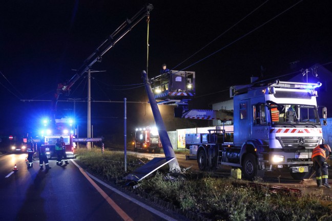 	Drei teils Schwerverletzte und großer Sachschaden bei Unfall auf Wiener Straße bei Traun