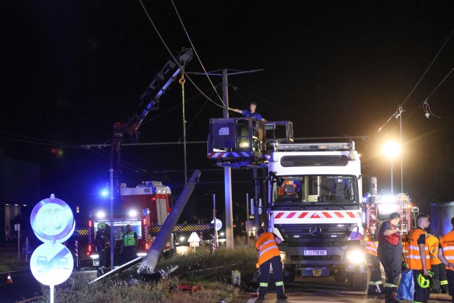 	Drei teils Schwerverletzte und großer Sachschaden bei Unfall auf Wiener Straße bei Traun