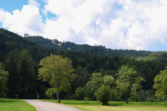 	Gmunden: Einsatzkräfte der Feuerwehr zu Personenrettung aus unwegsamem Gelände alarmiert