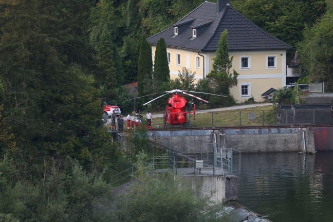 	Roitham am Traunfall: Notarzthubschrauber und Feuerwehren bei Personenrettung am Traunfall im Einsatz