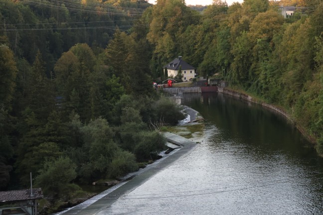 	Roitham am Traunfall: Notarzthubschrauber und Feuerwehren bei Personenrettung am Traunfall im Einsatz