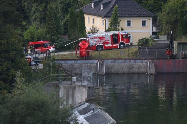 	Roitham am Traunfall: Notarzthubschrauber und Feuerwehren bei Personenrettung am Traunfall im Einsatz