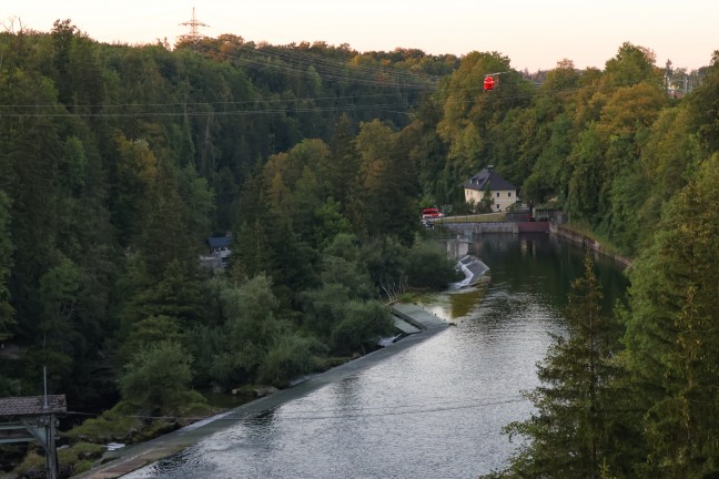 	Roitham am Traunfall: Notarzthubschrauber und Feuerwehren bei Personenrettung am Traunfall im Einsatz