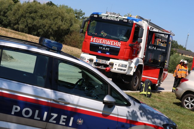 	Aufräumarbeiten durch Feuerwehr nach Streifkollision in Buchkirchen