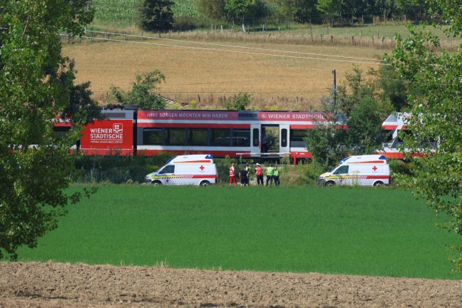 	Regionalzug evakuiert: Feuerwehr und Rettung evakuieren bei Leonding 25 Fahrgäste aus defektem Zug