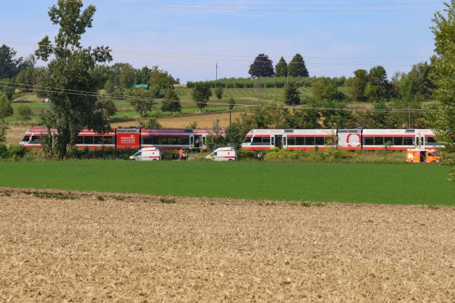 	Regionalzug evakuiert: Feuerwehr und Rettung evakuieren bei Leonding 25 Fahrgäste aus defektem Zug