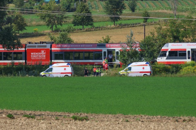 	Regionalzug evakuiert: Feuerwehr und Rettung evakuieren bei Leonding 25 Fahrgäste aus defektem Zug