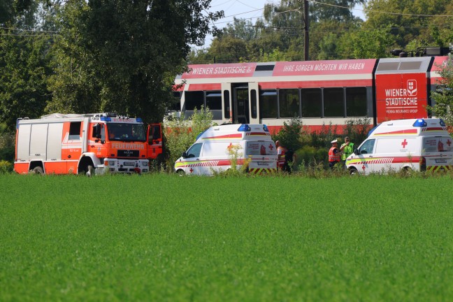 	Regionalzug evakuiert: Feuerwehr und Rettung evakuieren bei Leonding 25 Fahrgäste aus defektem Zug