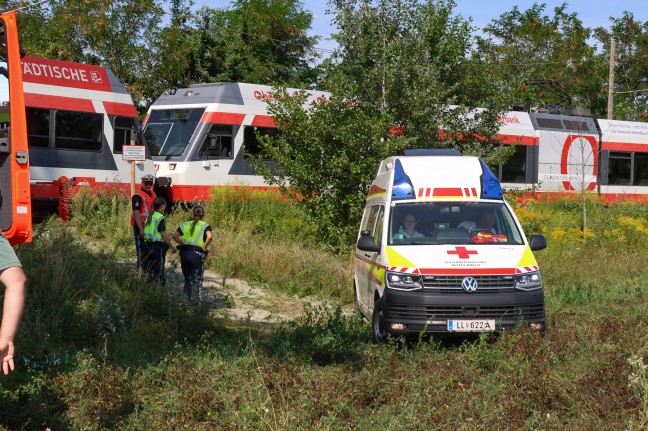 	Regionalzug evakuiert: Feuerwehr und Rettung evakuieren bei Leonding 25 Fahrgäste aus defektem Zug