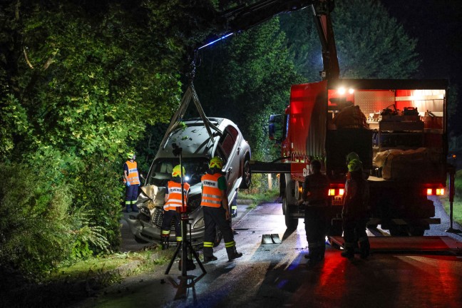 	Auto auf Atterseestraße bei Seewalchen am Attersee von Straße abgekommen und gegen Baum gekracht