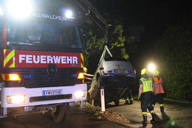 	Auto auf Atterseestraße bei Seewalchen am Attersee von Straße abgekommen und gegen Baum gekracht