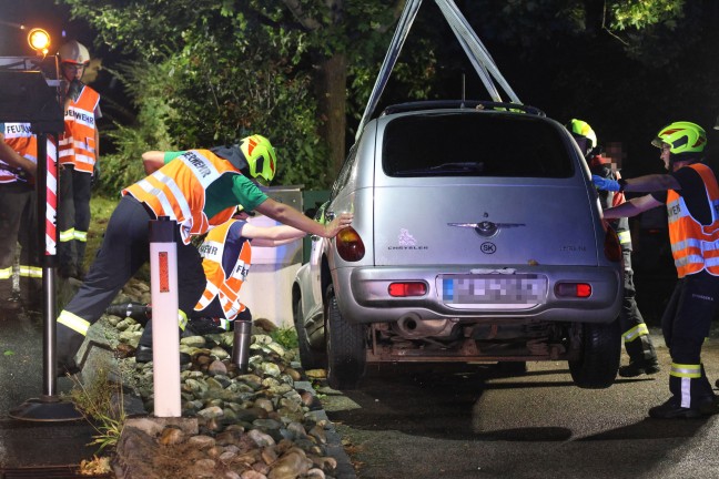 	Auto auf Atterseestraße bei Seewalchen am Attersee von Straße abgekommen und gegen Baum gekracht