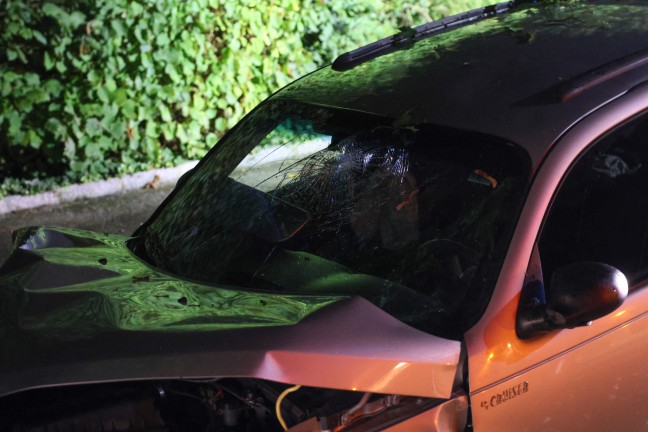 	Auto auf Atterseestraße bei Seewalchen am Attersee von Straße abgekommen und gegen Baum gekracht