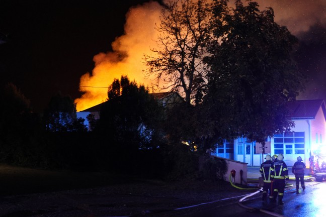 	Großeinsatz: Blitzeinschlag setzte Wirtschaftstrakt eines Bauernhofes in Fraham in Brand