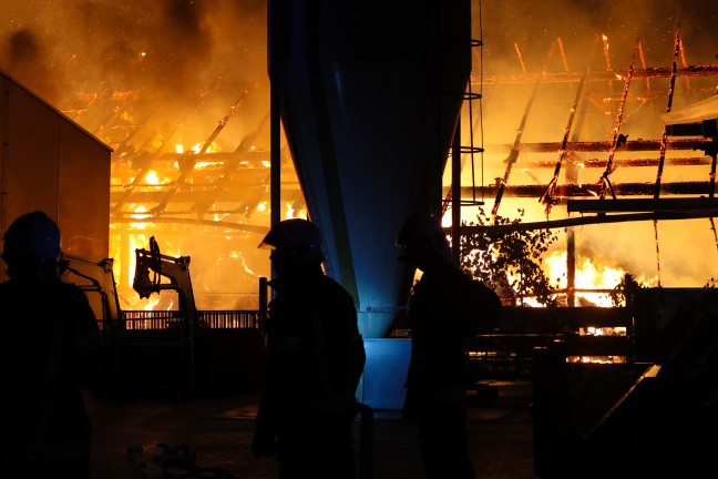 	Großeinsatz: Blitzeinschlag setzte Wirtschaftstrakt eines Bauernhofes in Fraham in Brand