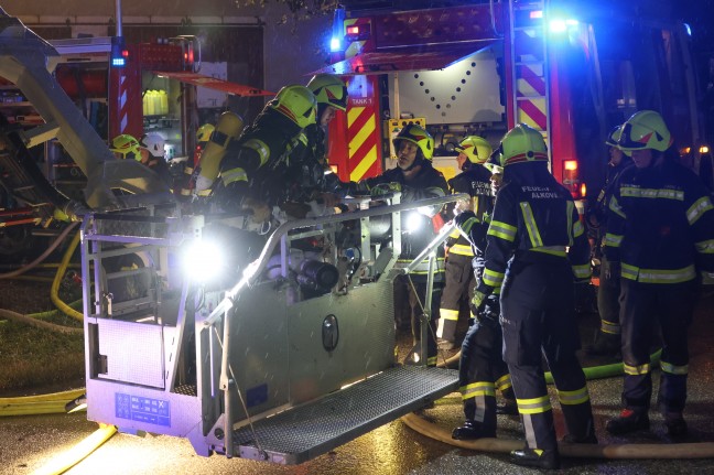 	Großeinsatz: Blitzeinschlag setzte Wirtschaftstrakt eines Bauernhofes in Fraham in Brand